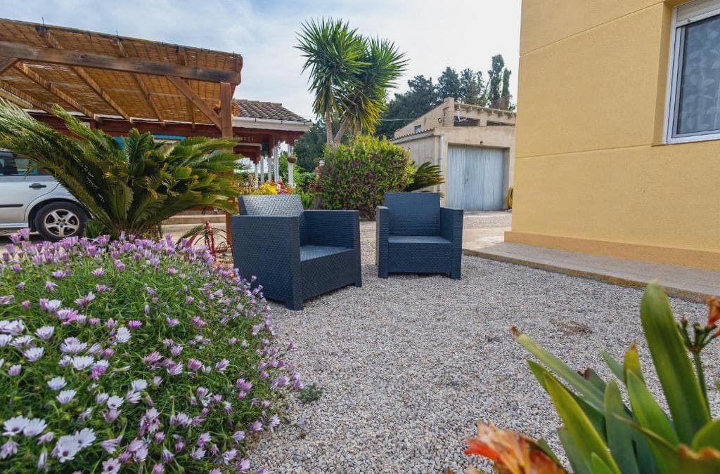 Jardín mediterráneo de la propiedad