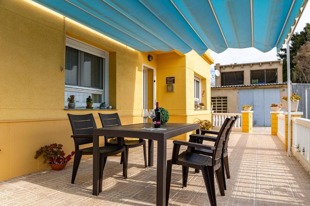 Façana principal de la Caseta Martí i Carmeta entre jardí mediterrani