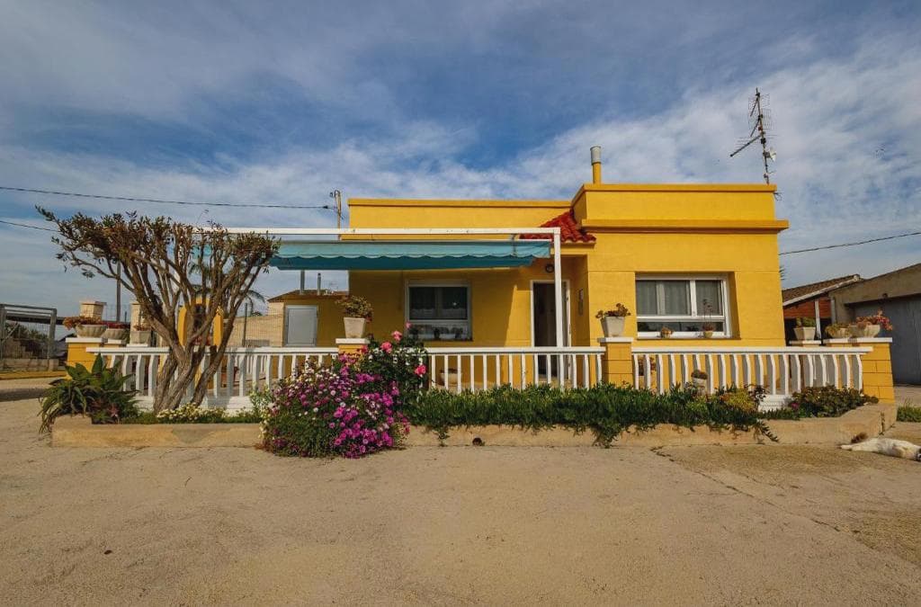 Fachada principal de la caseta