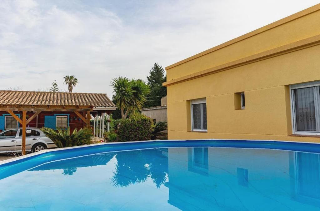 Piscina y zona de descanso del jardín